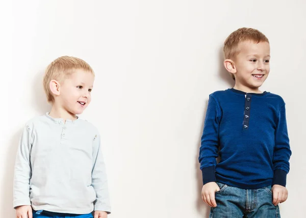 Kleine Jungs haben gemeinsam Spaß zu Hause. — Stockfoto