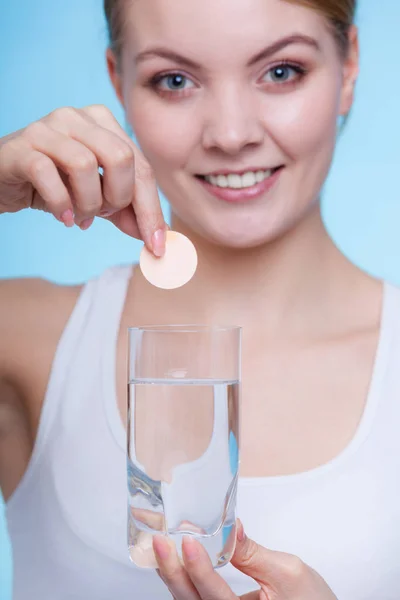물이 담긴 유리잔을 들고 탁자를 운반하는 여자 — 스톡 사진