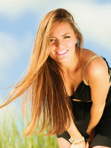 Feliz sorridente mulher ao ar livre — Fotografia de Stock