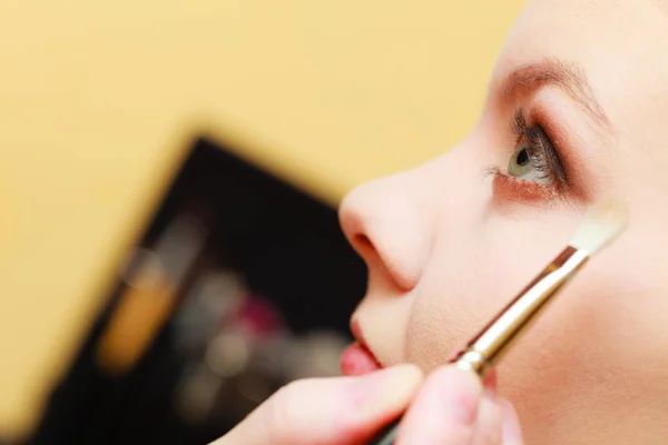Primer plano mujer conseguir maquillaje, sombra de ojos —  Fotos de Stock