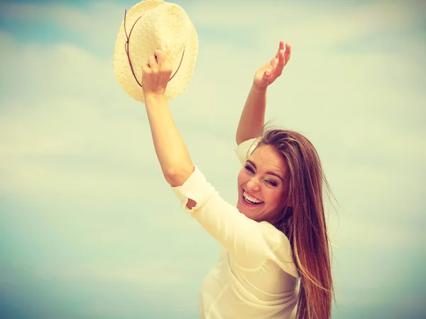 Mujer feliz en la playa de verano . —  Fotos de Stock