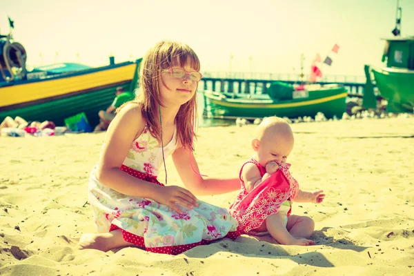 Małe dziecko Dziewczyna zabawy z dzieckiem na plaży. — Zdjęcie stockowe