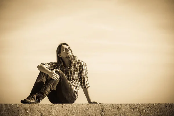 Hombre pelo largo relajante cielo al aire libre fondo —  Fotos de Stock