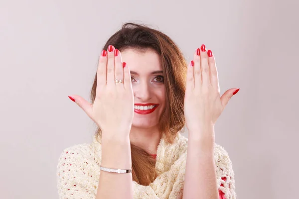 Menina segurando braços na frente — Fotografia de Stock