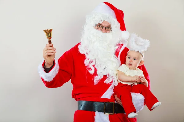 Man dragen kerstman kostuum bedrijf baby — Stockfoto