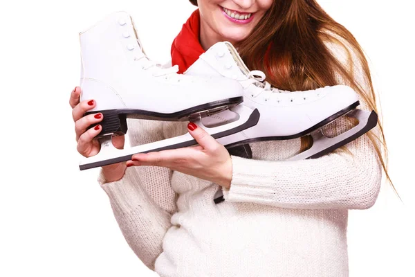 Mulher sorridente com patins no gelo — Fotografia de Stock