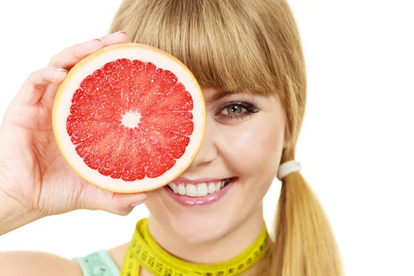 Mulher fita métrica no pescoço detém toranja — Fotografia de Stock