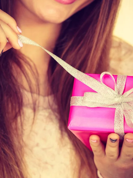 Mano femenina con rosa rosa caja regalo — Foto de Stock