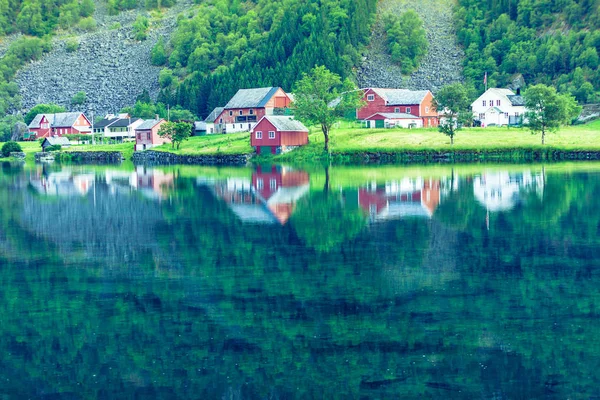Norský venkovské domy v horách na břehu jezera — Stock fotografie