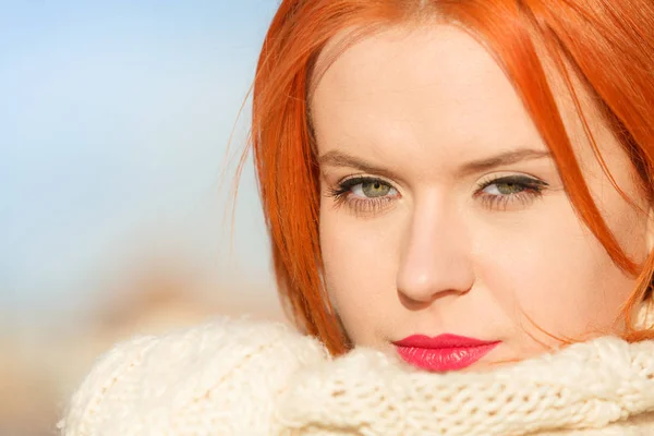 Belleza cara pelo rojo mujer en ropa de abrigo al aire libre — Foto de Stock