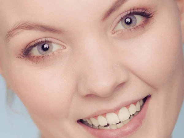 Lachende vrouw gezicht met make-up. — Stockfoto