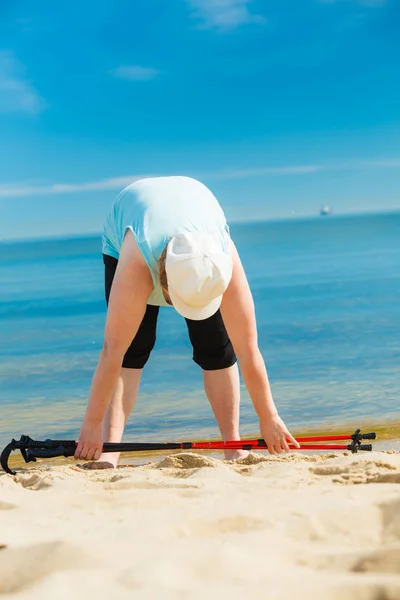 Seniorin wärmt sich mit Gehstöcken auf — Stockfoto