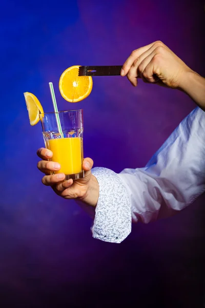 Молодой бармен готовит алкогольный коктейль — стоковое фото