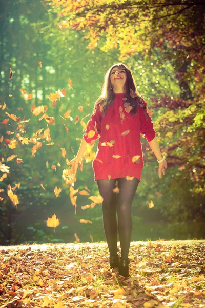 Fröhliches Mädchen hat Spaß mit Blättern im herbstlichen Park. — Stockfoto