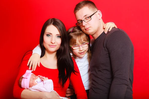 Niña, padre y madre sosteniendo al bebé recién nacido —  Fotos de Stock