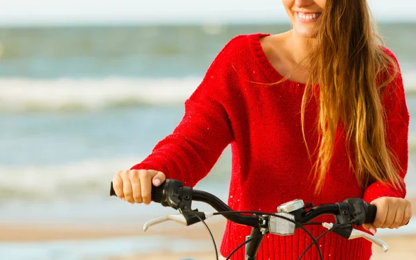 Chica de moda con bicicleta al aire libre . — Foto de Stock