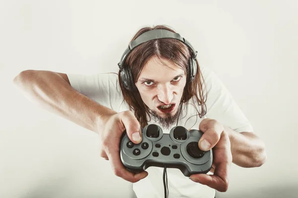 Стрессовый человек, играющий на планшете — стоковое фото