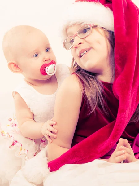 크리스마스 옷에서 아기와 유아 소녀 — 스톡 사진