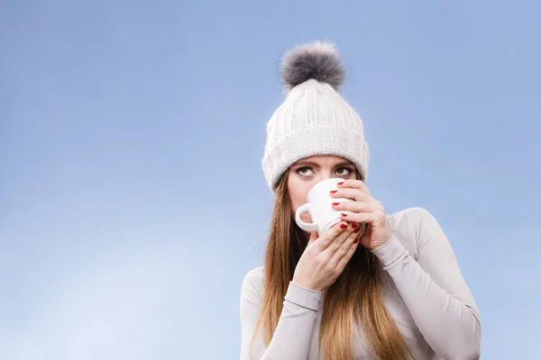 Meisje in thermisch ondergoed, drinken van thee — Stockfoto