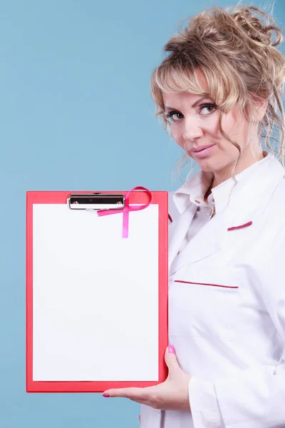 Kvinnliga läkare med mappen och rosa band — Stockfoto
