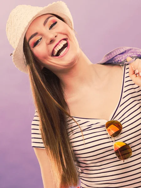 Feliz chica linda turista en sombrero de paja . —  Fotos de Stock