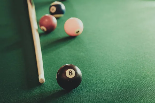Snookerball und Stock auf Billardtisch — Stockfoto