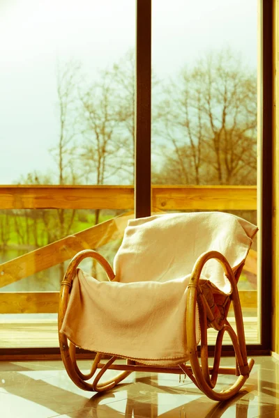 Cómodo sillón con ventana en el fondo — Foto de Stock