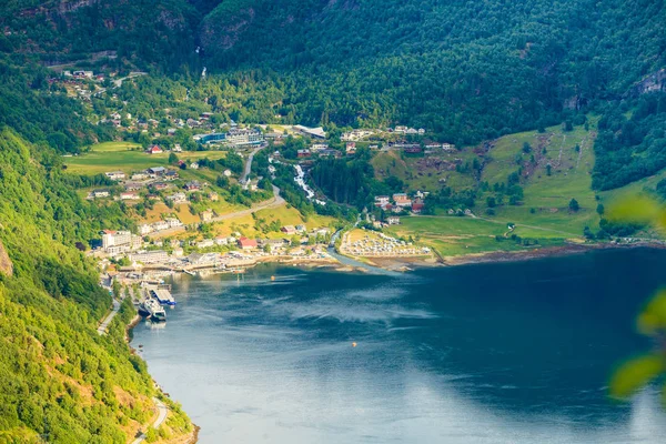 Geirangerfjord e aldeia de Geiranger na Noruega — Fotografia de Stock