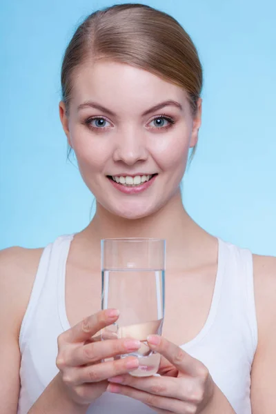 물 한 컵을 들고 있는 여자 — 스톡 사진