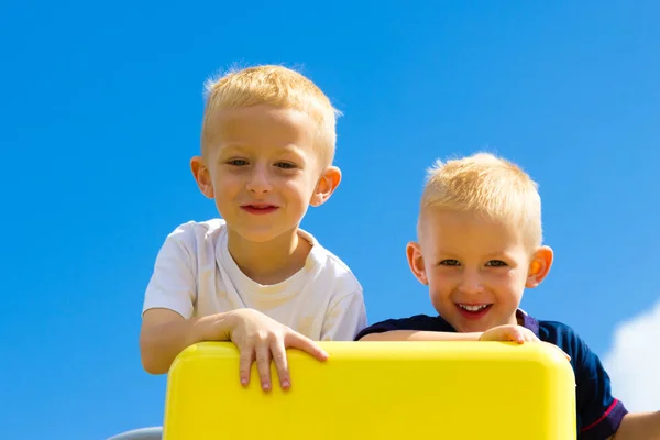 Bambini bambini nel parco giochi arrampicata giocare . — Foto Stock