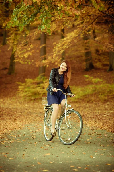 Mädchen im Kleid auf Fahrrad. — Stockfoto