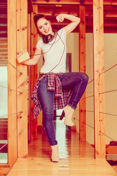 Mulher com fones de ouvido ouvir música e dança . — Fotografia de Stock