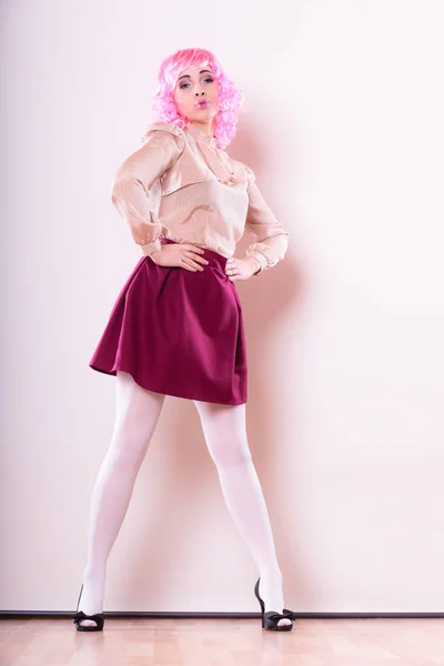 Donna con parrucca rosa visage creativo — Foto Stock