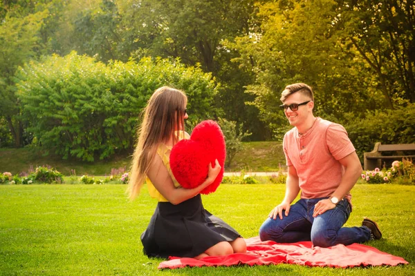 Pareja con gran corazón en el picnic —  Fotos de Stock