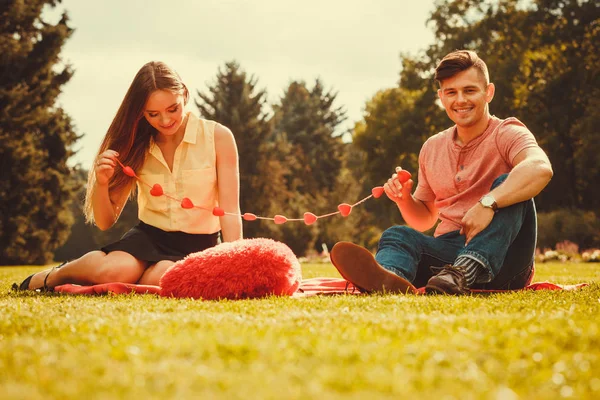 Pareja esmaltada en parque . — Foto de Stock