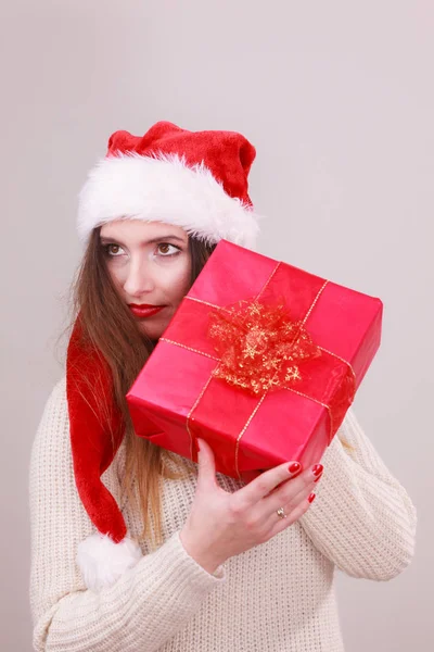 Mujer curiosa con regalo . — Foto de Stock