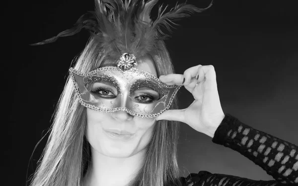 Женщина держит карнавальную маску крупным планом — стоковое фото