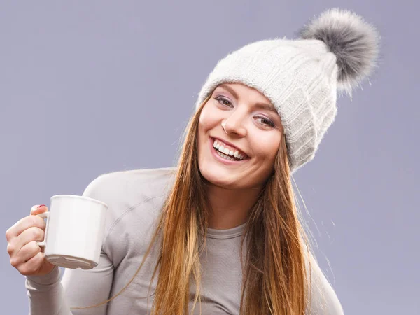 Mulher no inverno gorro de lã beber chá — Fotografia de Stock