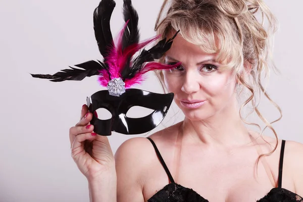 Kvinna medelålders innehar carnival mask. — Stockfoto