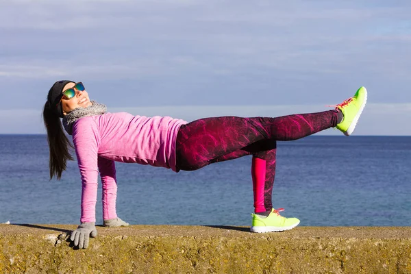 Femme fitness sport fille entraînement en plein air par temps froid — Photo