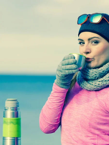 Dopasuj Kobieta w zimny dzień nagrzewa się pić herbatę — Zdjęcie stockowe