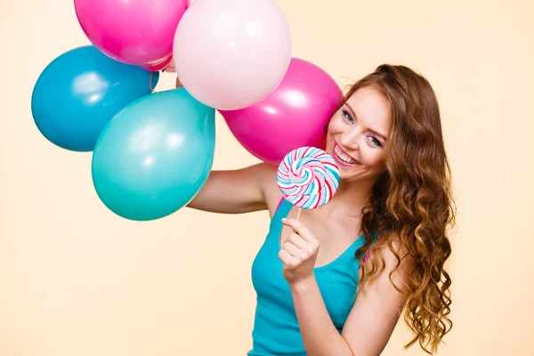 Frau mit bunten Luftballons und Lutscher — Stockfoto