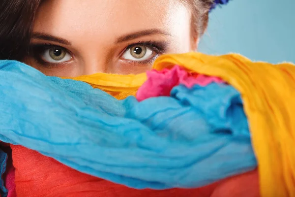 Maquiagem mulher nos olhos hiden seu rosto com xale — Fotografia de Stock