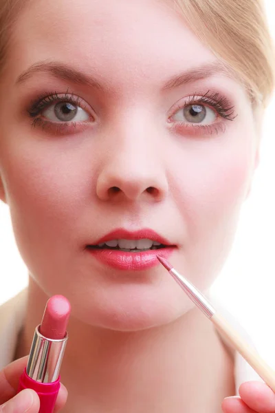 Une partie du visage. Femme appliquant rouge à lèvres rouge avec brosse — Photo