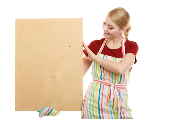 Ev hanımı elinde kopya alanı olan tahta bir tahta tutuyor. — Stok fotoğraf