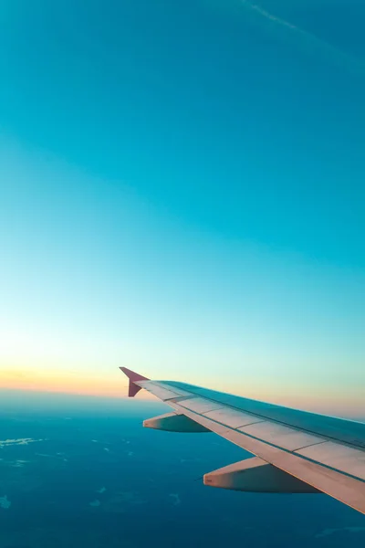 Uitzicht vanuit vliegtuig raam. Heldere hemel — Stockfoto
