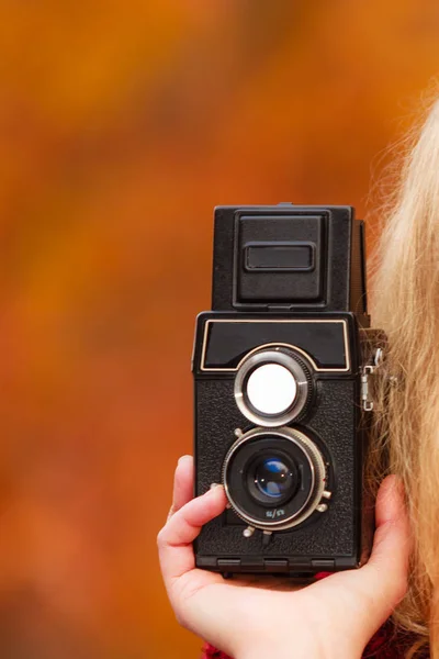 Femmina mano tenendo vecchia fotocamera vintage all'aperto — Foto Stock