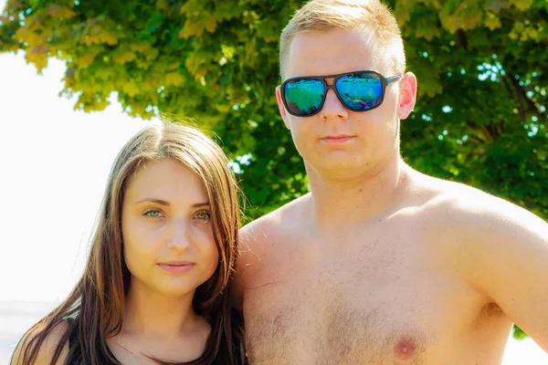 Homem e mulher posando no verão — Fotografia de Stock