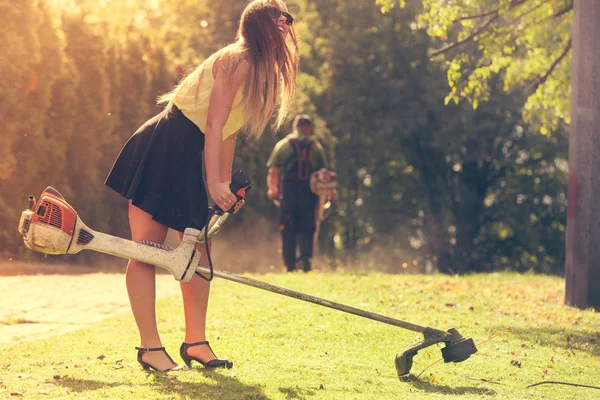 公園の草刈り機を持つ少女. — ストック写真