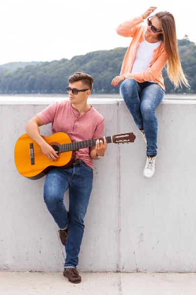 Meisje luistert naar serenade. — Stockfoto